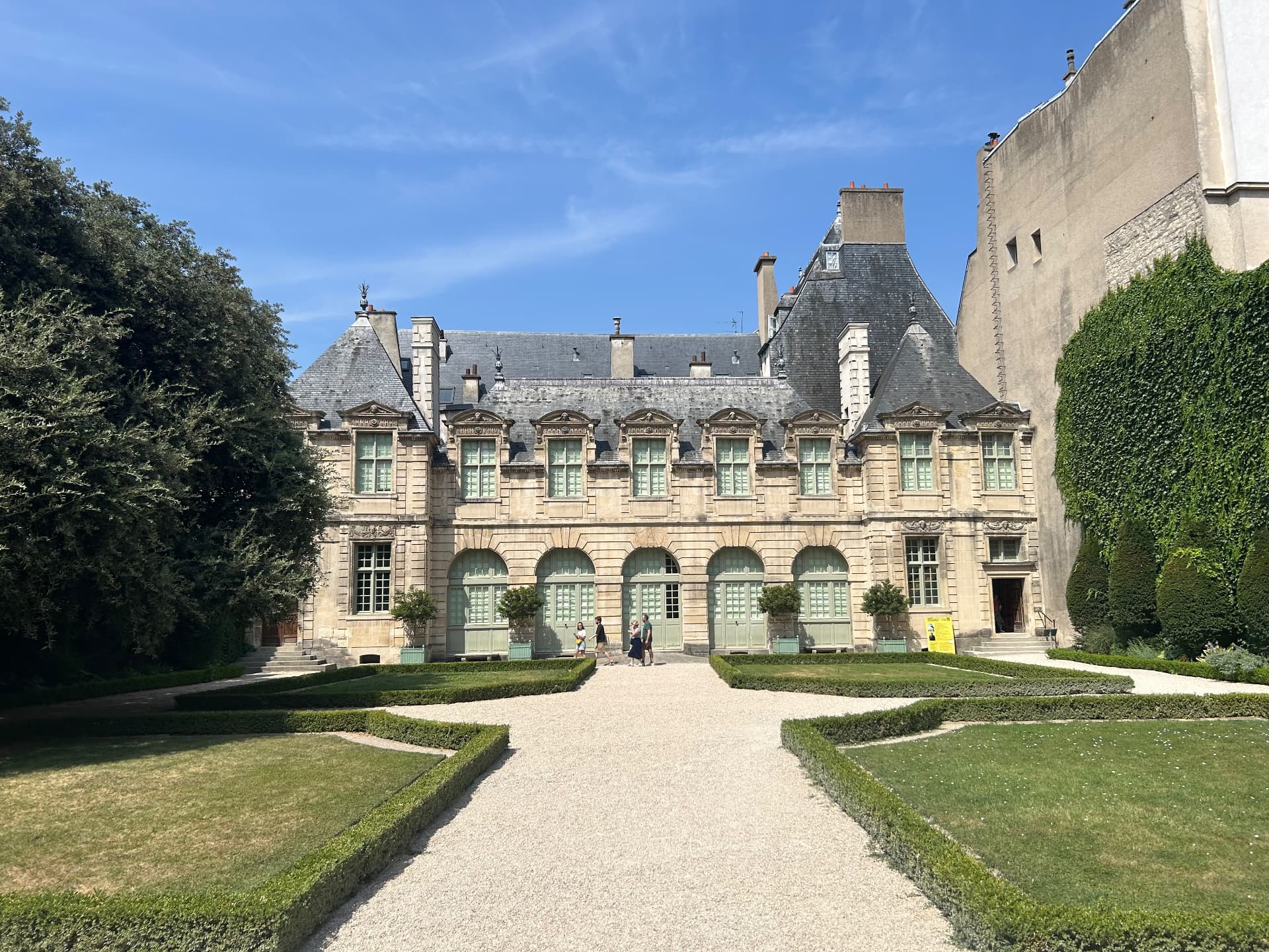 Façade et jardin de l'Hôtel de Sully