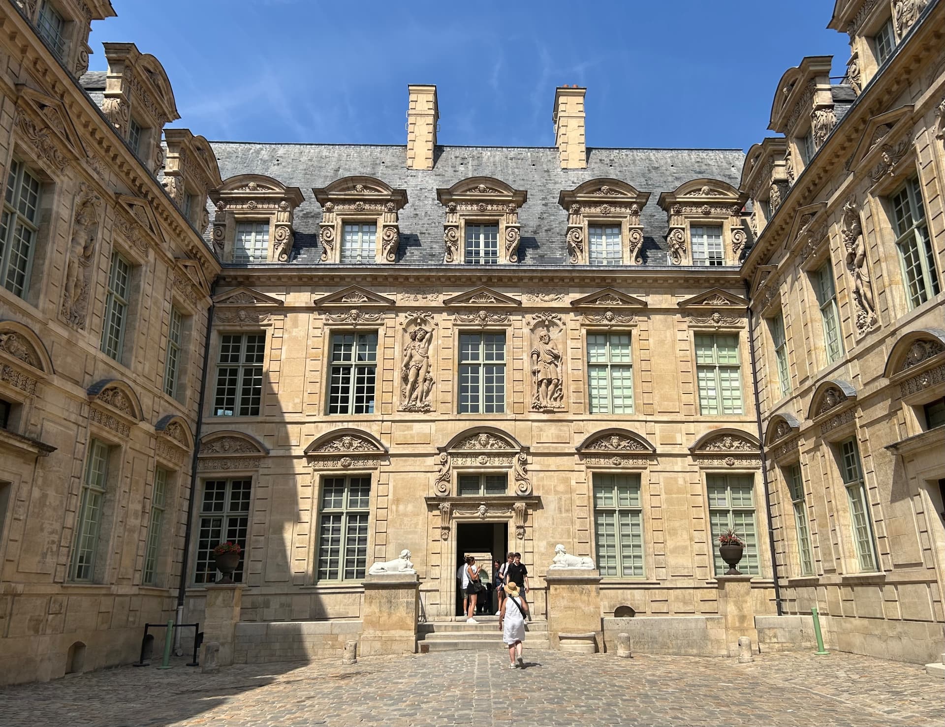 Cour de l'Hôtel de Sully dans le Marais
