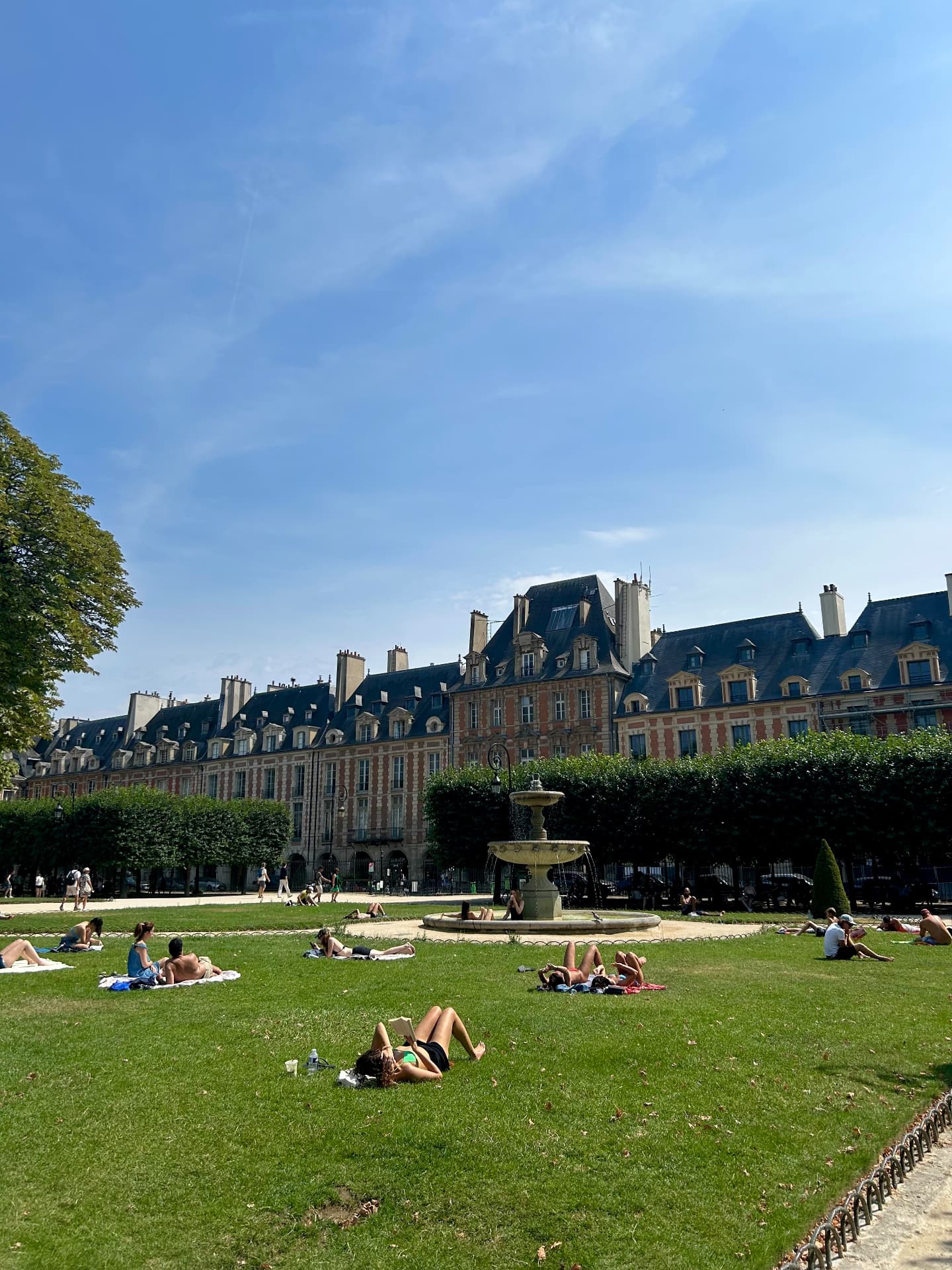 Place des Vosges et sa fontaine un jour d'été